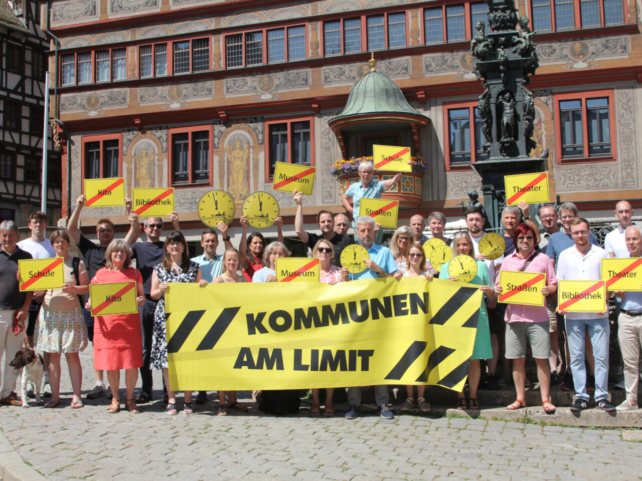 Oberbürgermeister Boris Palmer in Tübingen mit Mitgliedern des Gemeinderats, Führungskräften der Stadtverwaltung und Mitgliedern der Personalvertretung auf dem Marktplatz.