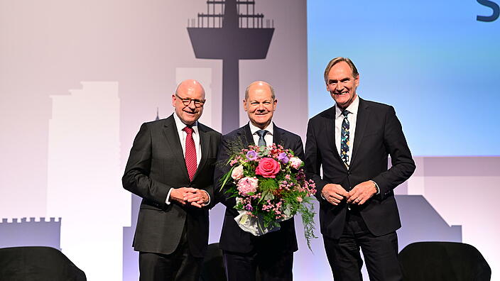 Bundeskanzler mit Städtetagsspitze (v.l.n.r.): Markus Lewe, Präsident des Deutschen Städtetages; Bundeskanzler Olaf Scholz; Burkhard Jung. Vizepräsident des Deutschen Städtetages bei der Hauptversammlung des Deutschen Städtetages am 23. Mai 2023 in Köln