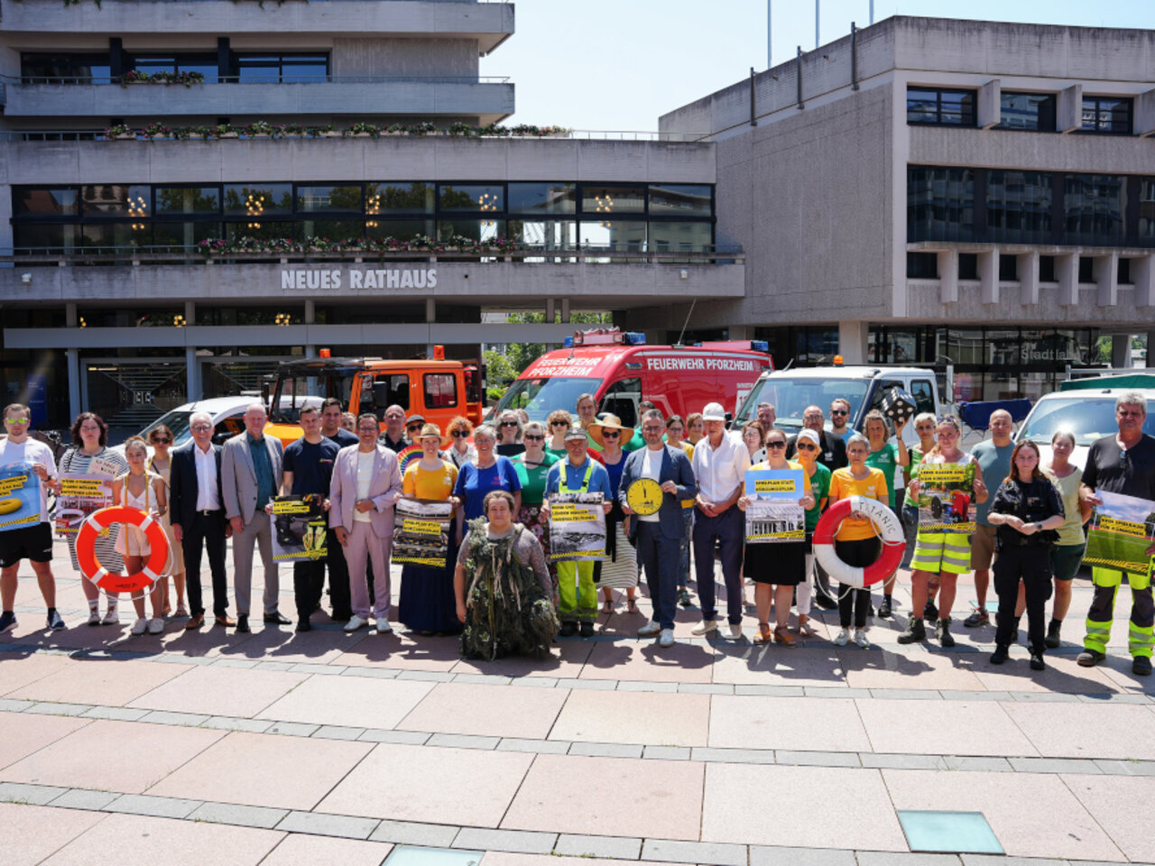 Vor dem Neuen Rathaus in Pforzheim versammelten sich Oberbürgermeister Peter Boch gemeinsam mit weiteren Bürgermeistern und dem Stadtkämmerer sowie Vertretern zahlreicher städtischer Einrichtungen.