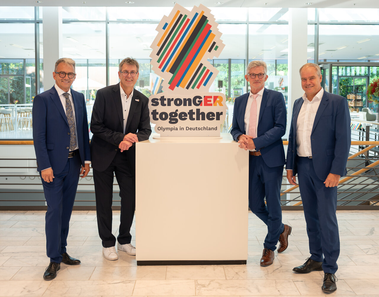 V. l.: Thomas Karmasin, Vizepräsident DLT, Thomas Weikert, DOSB-Präsident, Ralph Spiegler, Präsident DStGB und Prof. Dr. Eckart Würzner, erster Stellvertreter des Präsidenten des DST während eines Fototermins im Kongresshaus in Baden-Baden. Der Deutsche Olympische Sportbund (DOSB) kürt im Rahmen einer außerordentlichen Mitgliederversammlung die deutsche Bewerberstadt für die olympischen Sommerspiele 2036, 2040 oder 2044.