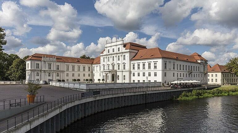 Schloss Oranienburg mit der Havel im Vordergrund