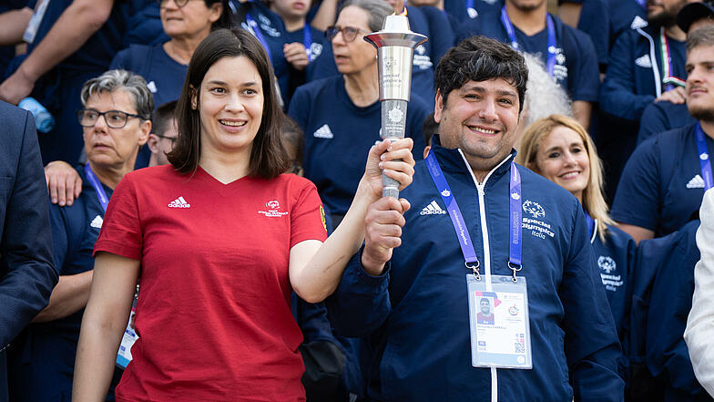 Vor dem Neuen Rathaus in Hannover hat die Gastgeber-Stadt mit dem Team aus Italien ein Olympisches Feuer entzündet.