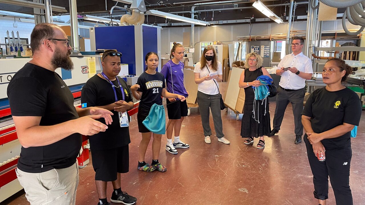 In der Host Town Neuwied wurde die Delegation aus Palau im Berufsbildungswerk des Heinrich-Hauses empfangen, das Menschen mit Behinderungen oder Beinträchtigung Berufsausbildungen ermöglicht.