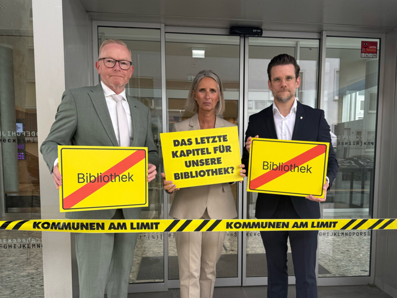 Felix Heinrichs, Oberbürgermeister der Stadt Mönchengladbach, macht am Aktionstag gemeinsam mit Stadtdirektor und -kämmerer Michael Heck sowie Christiane Schüßler-Nordmann, der Beigeordneten für Bildung, Kultur und Sport, auf die dramatische kommunale Finanzsituation aufmerksam.