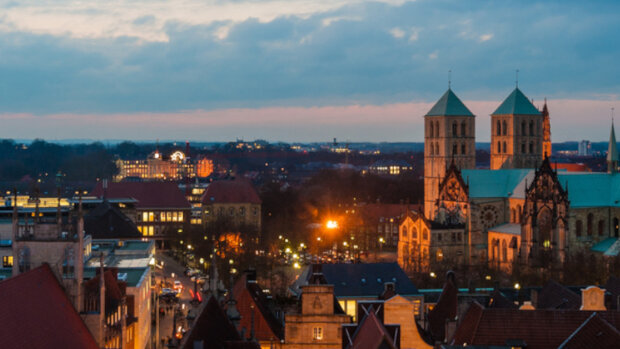 Luftaufnahme der Stadt Münster in der Dämmerung