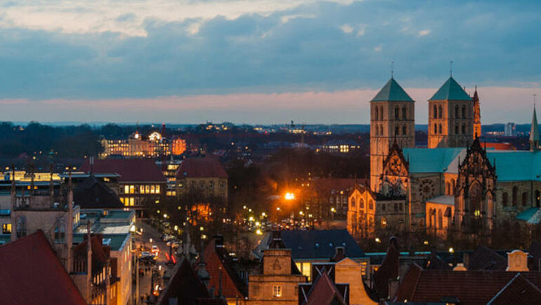 Luftaufnahme der Stadt Münster in der Dämmerung