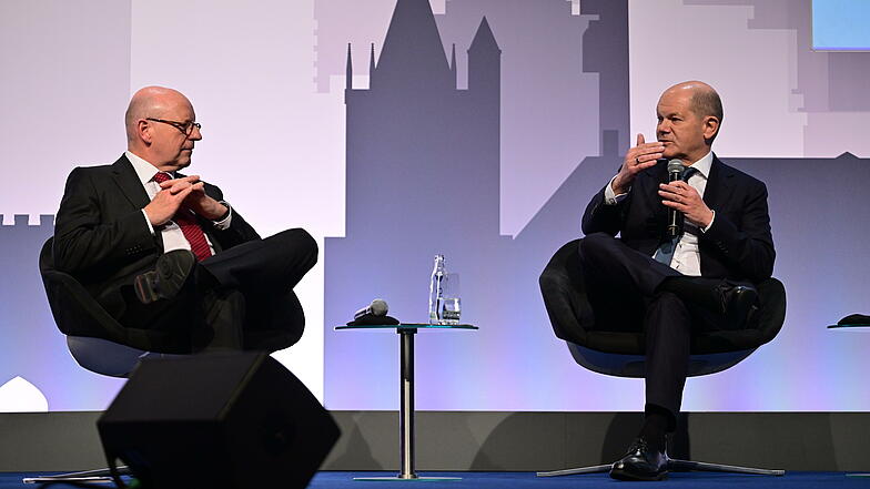 Gespräch mit dem Bundeskanzler Städtetagspräsident Markus Lewe (links) mit Bundeskanzler Olaf Scholz der Hauptversammlung des Deutschen Städtetages am 23. Mai 2023 in Köln