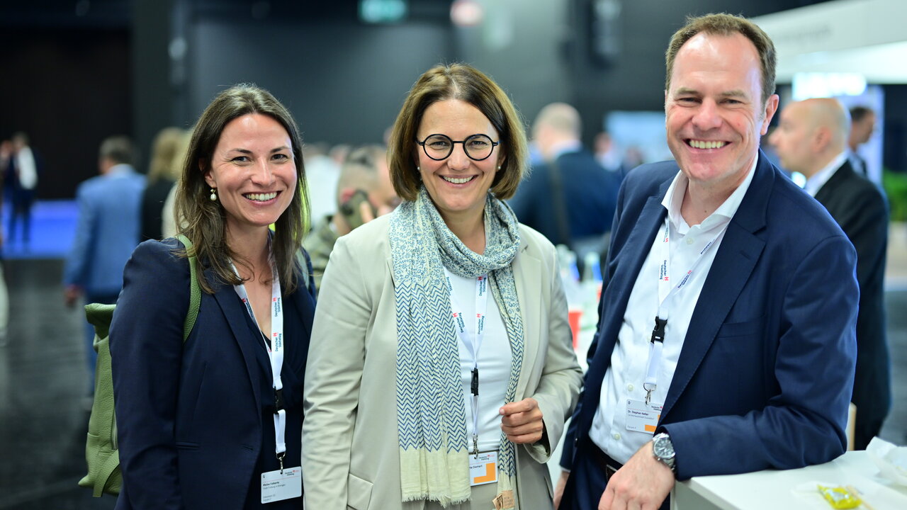 Delegierte aus den Mitgliedsstädten des Deutschen Städtetages bei der Hauptversammlung des Deutschen Städteteges in Köln 2023