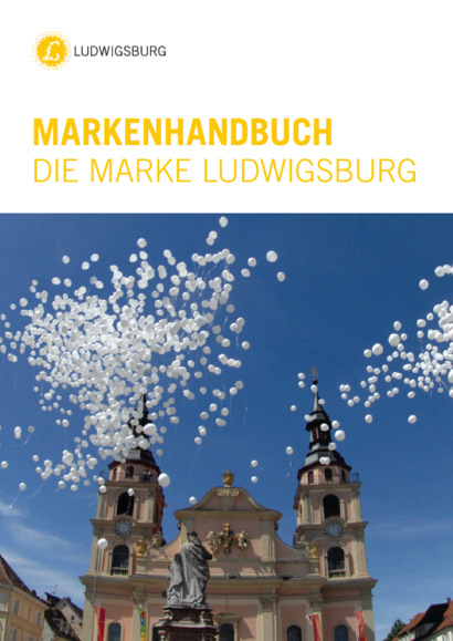 Das Bild ist ein Cover des Markenhandbuchs Ludwigsburg. Oben steht in gelben Großbuchstaben "MARKENHANDBUCH - DIE MARKE LUDWIGSBURG". Darunter befindet sich das Foto eines prachtvollen Gebäudes vor dem weiße Luftballons fliegen gelassen werden.
