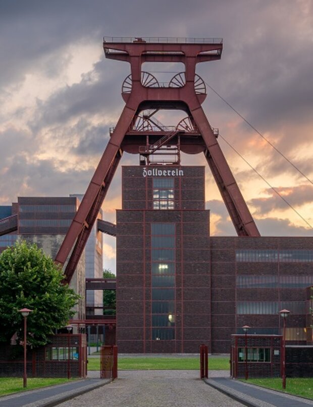 Blick auf den Förderturm des UNESCO Welterbes Zeche Zollverein in Essen