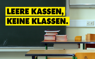 Kampagnenmotiv zum Aktionstag "Kommunen am Limit": Blick in einen leeren Klassenraum, darüber der Slogan "Leere Kassen, keine Klassen"