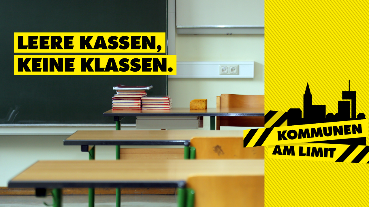 Kampagnenmotiv zum Aktionstag "Kommunen am Limit": Blick in einen leeren Klassenraum, darüber der Slogan "Leere Kassen, keine Klassen"