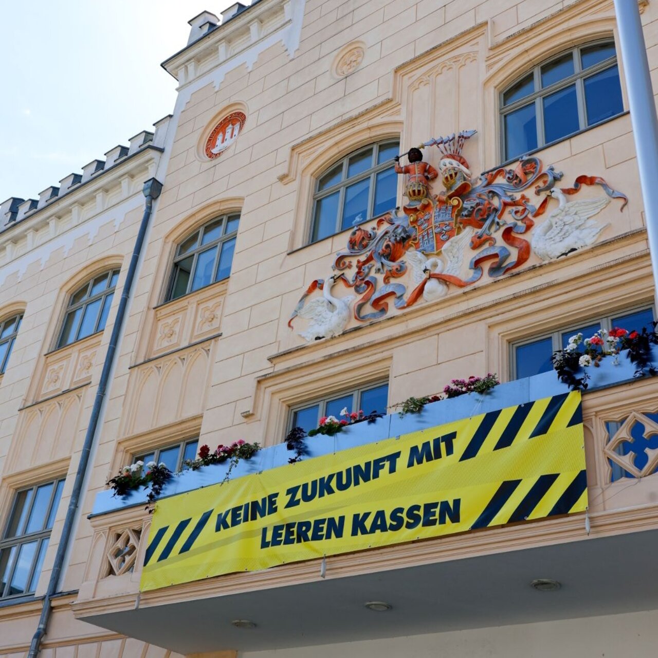 Das Zwickauer Rathaus mit Aktionsbanner.