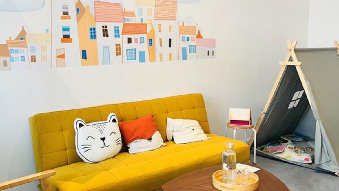 Eine Couch steht neben einem Spiel-Zelt für Kinder