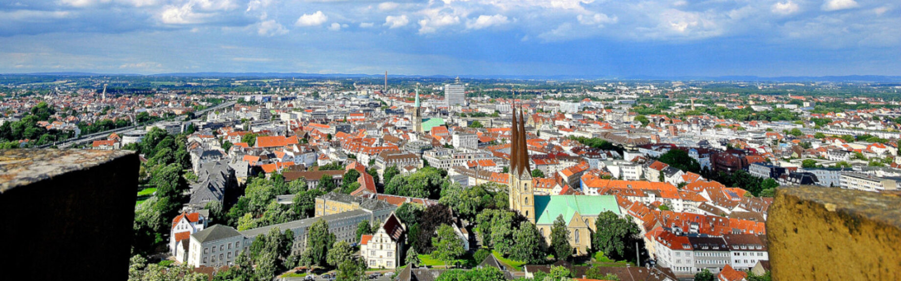 Panoramablick auf Bielefeld - Die Aufnahme wurde von der Sparrenburg gemacht.