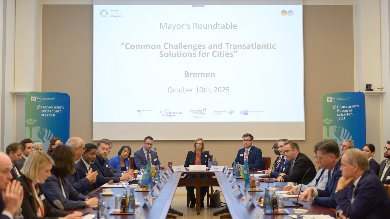 Blick auf den Konferenztisch des Mayors' Round Table.
