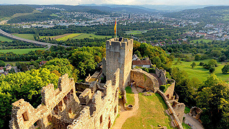 Lörrach - Burgruine Rötteln mit Blick auf Lörrach und im Hintergrund die schweizer Stadt Basel