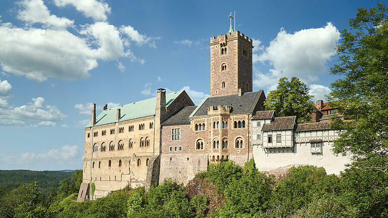 Eisenach - Die Wartburg thront über Eisenach und prägt die Stadt wie kein anderes Gebäude. Seit 1999 zählt sie zum Welterbe der UNESCO.