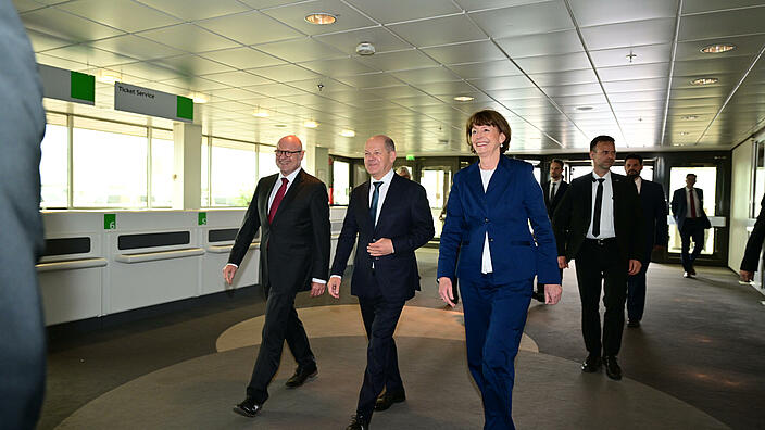 Ankunft des Bundeskanzlers, (v.l.n.r.) Markus Lewe, Präsident des Deutschen Städtetages; Bundeskanzler Olaf Scholz; Henriette Reker, Oberbürgermeisterin der Stadt Köln der Hauptversammlung des Deutschen Städtetages am 23. Mai 2023 in Köln 