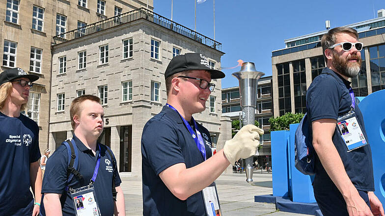 Die Host Town Bochum hat gemeinsam mit dem Team aus Finnland das Olympische Feuer entzündet.