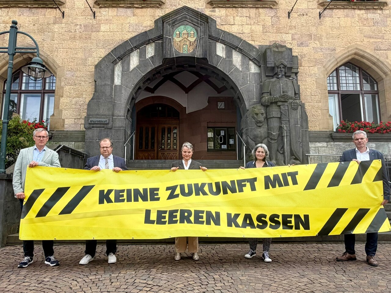 Bürgermeister Axel Tschersich (v. l.) und die Beigeordneten Dr. Sebastian Sanders, Silke Ehrbar-Wulfen, Christina Kutschaty und Axel Fritz in Recklinghausen.
