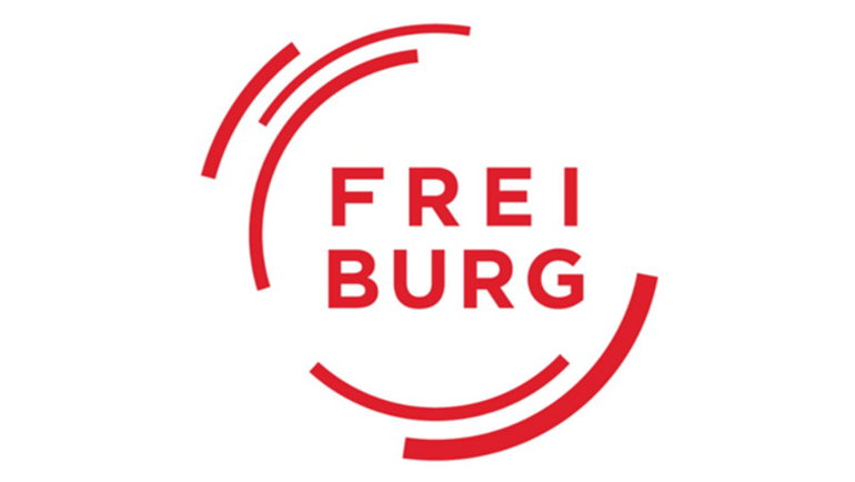 Es handelt sich bei der Abbildung um das Logo der Stadt Freiburg. Dieses setzt sich zusammen aus dem Wort Freiburg, das in roten Großbuchstaben geschrieben worden ist, und mehreren roten Linien, die einen Kreis um das Wort bilden.