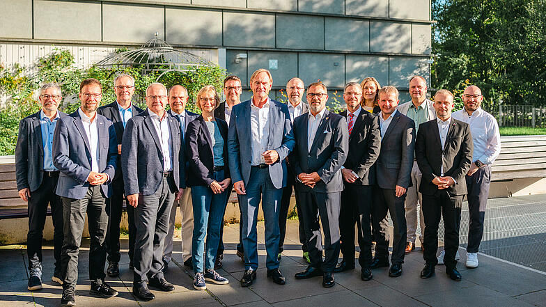 Gruppenbild der teilnehmenden Oberbürgermeisterinnen und Oberbürgermeister