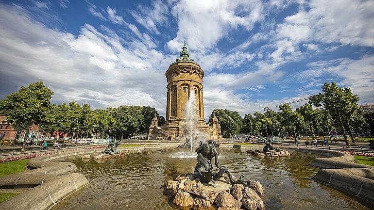 Der Wasserturm von Mannheim davor mit einem Springbrunnen.