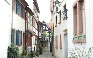 Einige Perspektiven aus kleineren Gässchen am Dalberg in der Altstadt Aschaffenburg mit Fachwerkgebäuden.