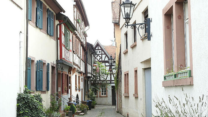 Einige Perspektiven aus kleineren Gässchen am Dalberg in der Altstadt Aschaffenburg mit Fachwerkgebäuden.