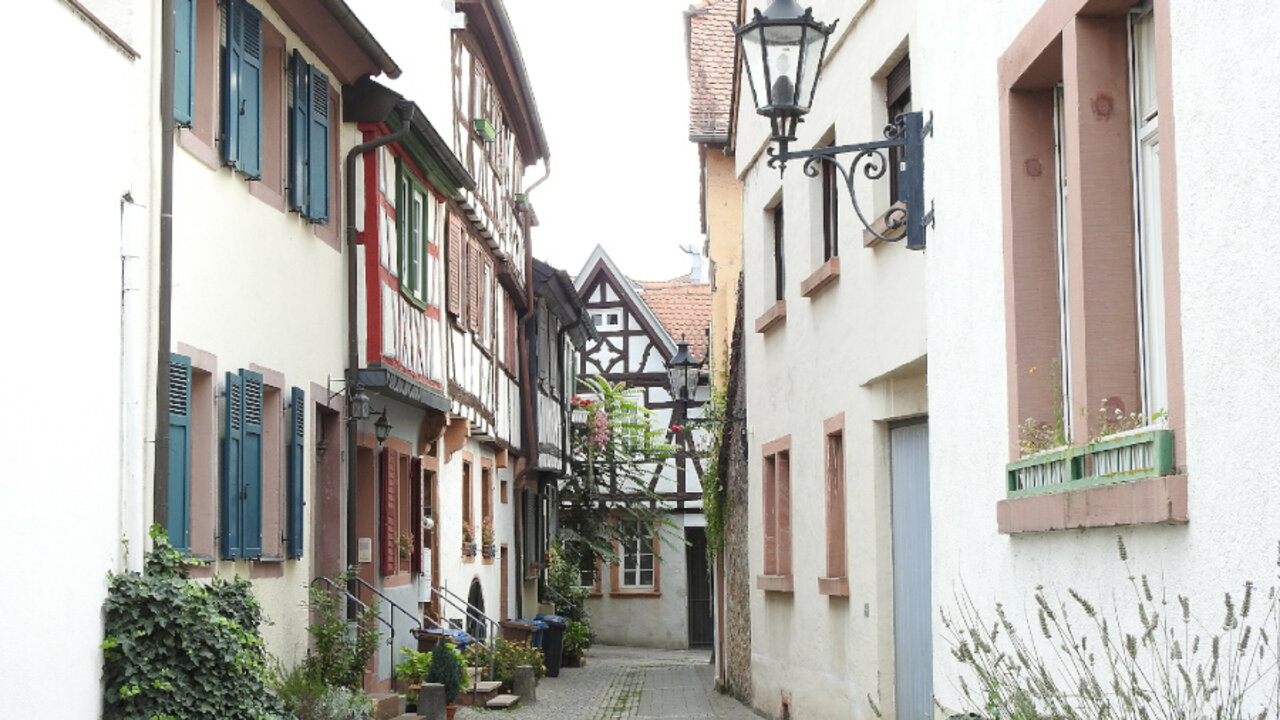 Einige Perspektiven aus kleineren Gässchen am Dalberg in der Altstadt Aschaffenburg mit Fachwerkgebäuden.