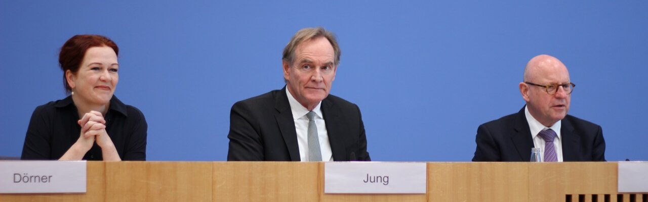 Die Spitze des Deutschen Städtetages stellte die Ergebnisse der Blitzumfrage zur kommunalen Finanzlage vor der Bundespressekonferenz in Berlin vor (v. r.): Städtetagspräsident Markus Lewe, Oberbürgermeister der Stadt Münster; Vizepräsident Burkhard Jung, Oberbürgermeister der Stadt Leipzig; Vizepräsidentin Katja Dörner, Oberbürgermeisterin der Bundesstadt Bonn.