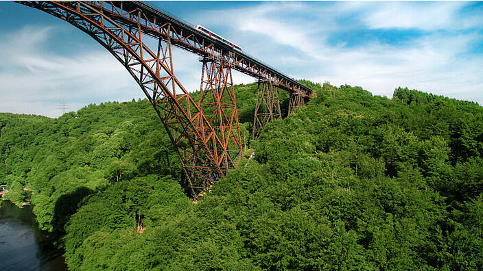 Solingen - Die Müngstener Brücke ist die höchste Eisenbahnbrücke Deutschlands und überquert zwischen Remscheid und Solingen das Tal der Wupper.