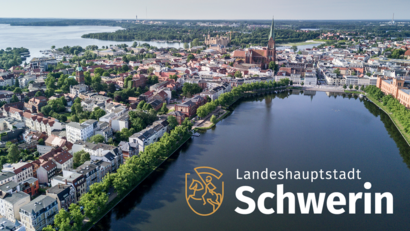 Altstadt der Landeshauptstadt Schwerin aus der Vogelperspektive, vorn das Logo der Stadt Schwerin