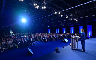 Blick auf Plenum während der Rede von Henriette Reker, Oberbürgermeisterin der gastgebenden Stadt Köln bei der Hauptversammlung des Deutschen Städtetages am 23. Mai 2023 in Köln