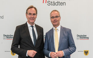  Burkhard Jung, Oberbürgermeister aus Leipzig, neuer Präsident Deutscher Städtetag 2019, seit 2021 Vizepräsident, und Helmut Dedy, Hauptgeschäftsführer des Deutschen Städtetages, bei der Hauptversammlung des Städtetages 2019