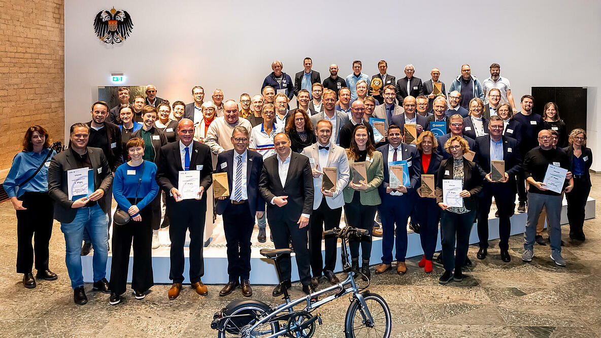 Gruppenfoto der Vertreterinnen und Vertreter der ausgezeichneten Kommunen bei der Preisverleihung von Stadtradeln 2023 in Köln.