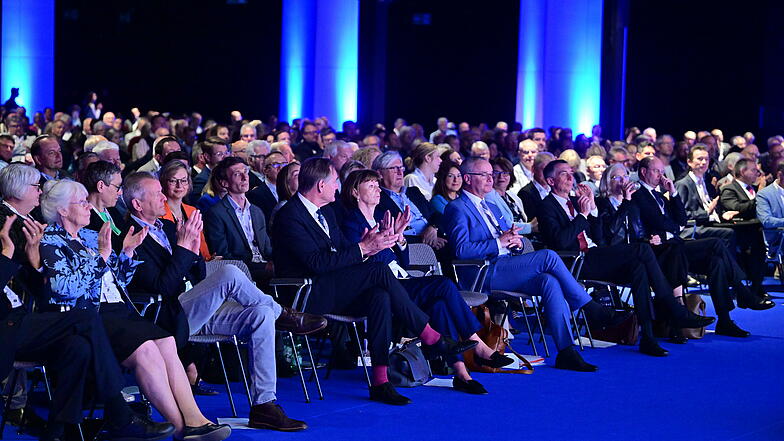 Das Plenum der Hauptversammlung tagt in Halle 11.3 der Kölner Messe bei der Hauptversammlung des Deutschen Städtetages am 23. Mai 2023 in Köln