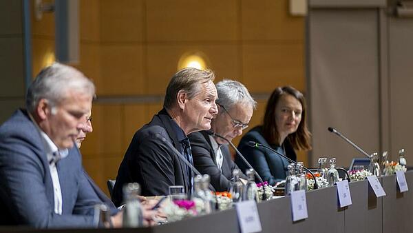 Städtetagspräsident Burkhard Jung und das Plenum bei der Auftakt-Pressekonferenz zur Hauptversammlung des Deutschen Städtetages