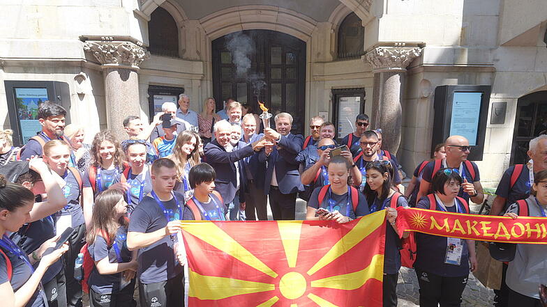 Das Team aus Nordmazedonien hat mit seiner Gastgeber-Stadt Oldenburg die Olympische Flamme vor dem Rathaus entzündet.