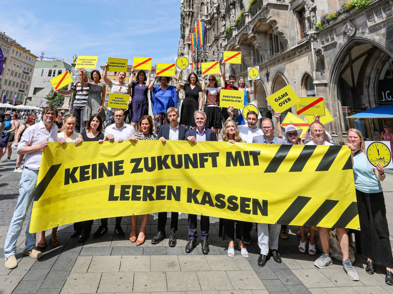 Oberbürgermeister Domink Krause, Bürgermeisterin Mona Fuchs, Bürgermeisterin Verena Dietl, Stadtkämmerer Christoph Frey und Mitglieder der Fraktionen des Münchner Stadtrates 