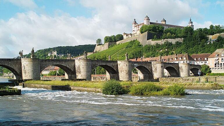 Würzburg mit Blick auf die alte Mainbrücke mit der Festung Marienberg