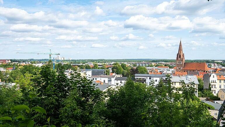 Panoromabild von Eberswalde mit der Maria-Magdalenen-Kirche am rechten Rand.