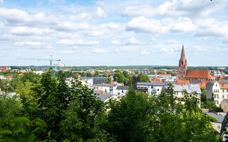Panoromabild von Eberswalde mit der Maria-Magdalenen-Kirche am rechten Rand.