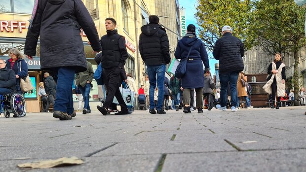 Passanten in einer Fußgängerzone in Hamburg.
