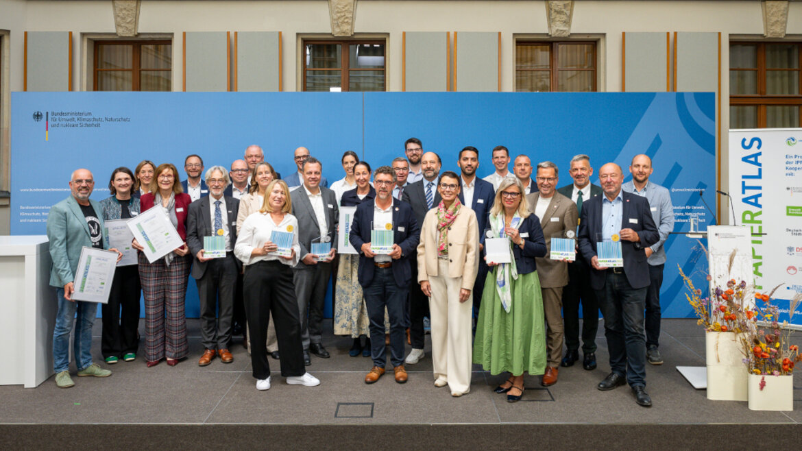 Die Gewinner des Papieratlas 2026 mit Parlamentarischer Staatssekretärin Rita Schwarzelühr-Sutter und IPR-Sprecher Marc Gebauer 