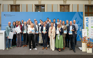 Die Gewinner des Papieratlas 2026 mit Parlamentarischer Staatssekretärin Rita Schwarzelühr-Sutter und IPR-Sprecher Marc Gebauer 