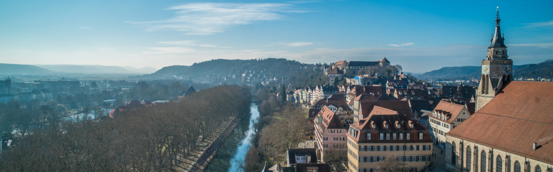 Blick auf die Tübinger Altstadt mit Neckarfront und Hölderlinturm, im Hintergrund die Stiftskirche