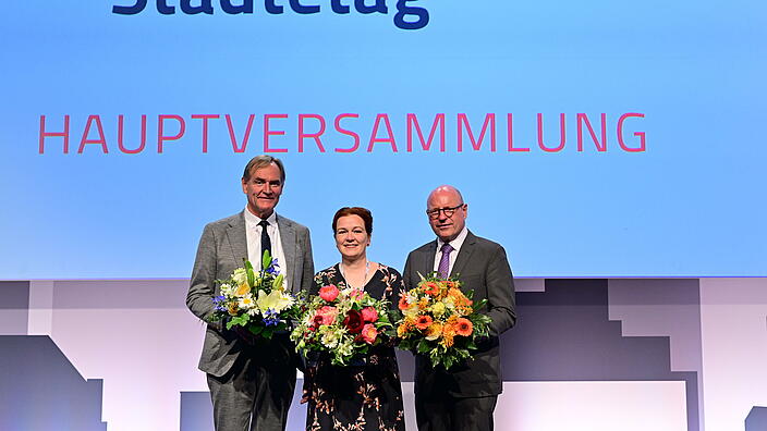 Neu gewählte Städtetagsspitze (v.l.n.r.): Burkhard Jung, Vizepräsident des Deutschen Städtetages; Katja Dörner, Vizepräsidentin des Deutschen Städtetages; Markus Lewe, Präsident des Deutschen Städtetages bei der Hauptversammlung des Deutschen Städtetages am 23. Mai 2023 in Köln