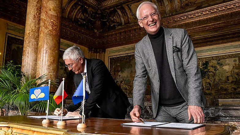 Oberbürgermeister Wolfram Leibe aus Trier unterzeichnet die Brüsseler Erklärung. 